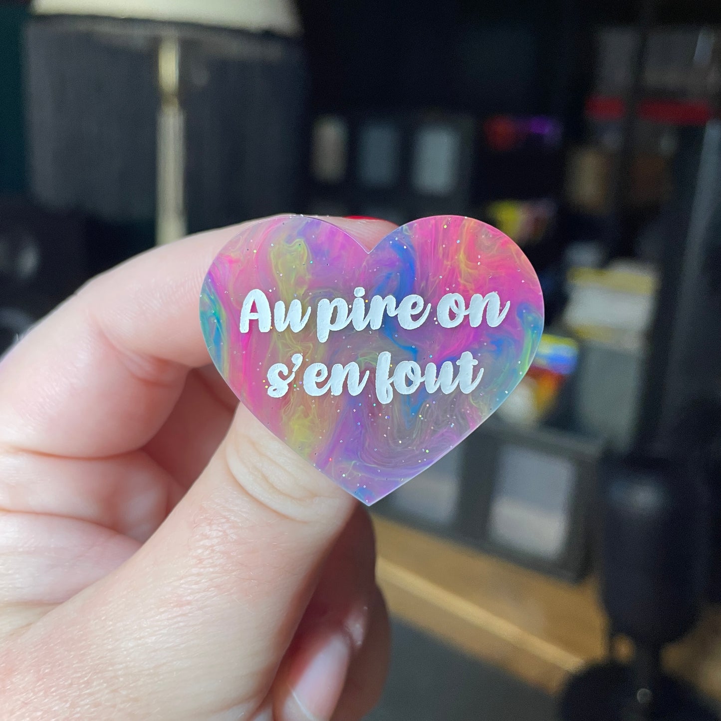 [Contrôle technique] Broche "Au pire on s'en fout" en acrylique semi transparente marbrée multicolore