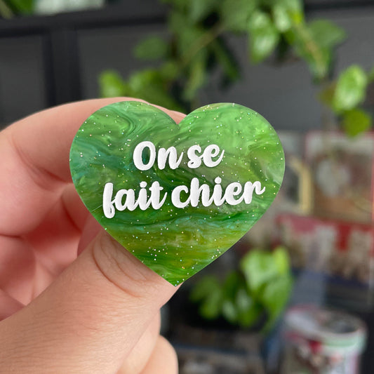 [CONTRÔLE TECHNIQUE] Broche "On se fait chier" en acrylique marbrée verte à paillettes