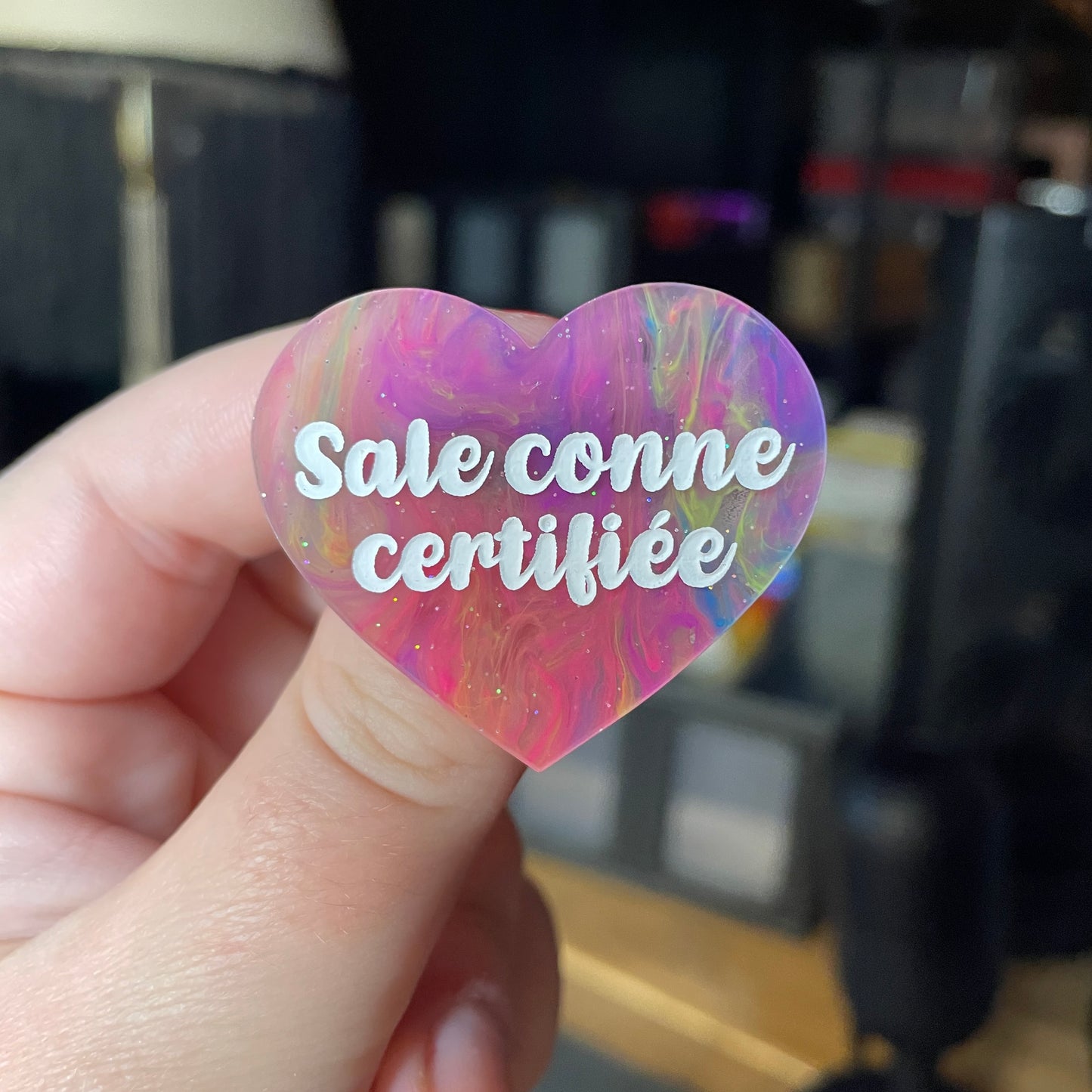 [Contrôle technique] Broche "Sale conne certifiée" en acrylique semi transparente marbrée multicolore