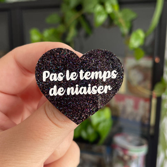 [CONTRÔLE TECHNIQUE] Broche "Pas le temps de niaiser" en acrylique à paillettes noires holographiques