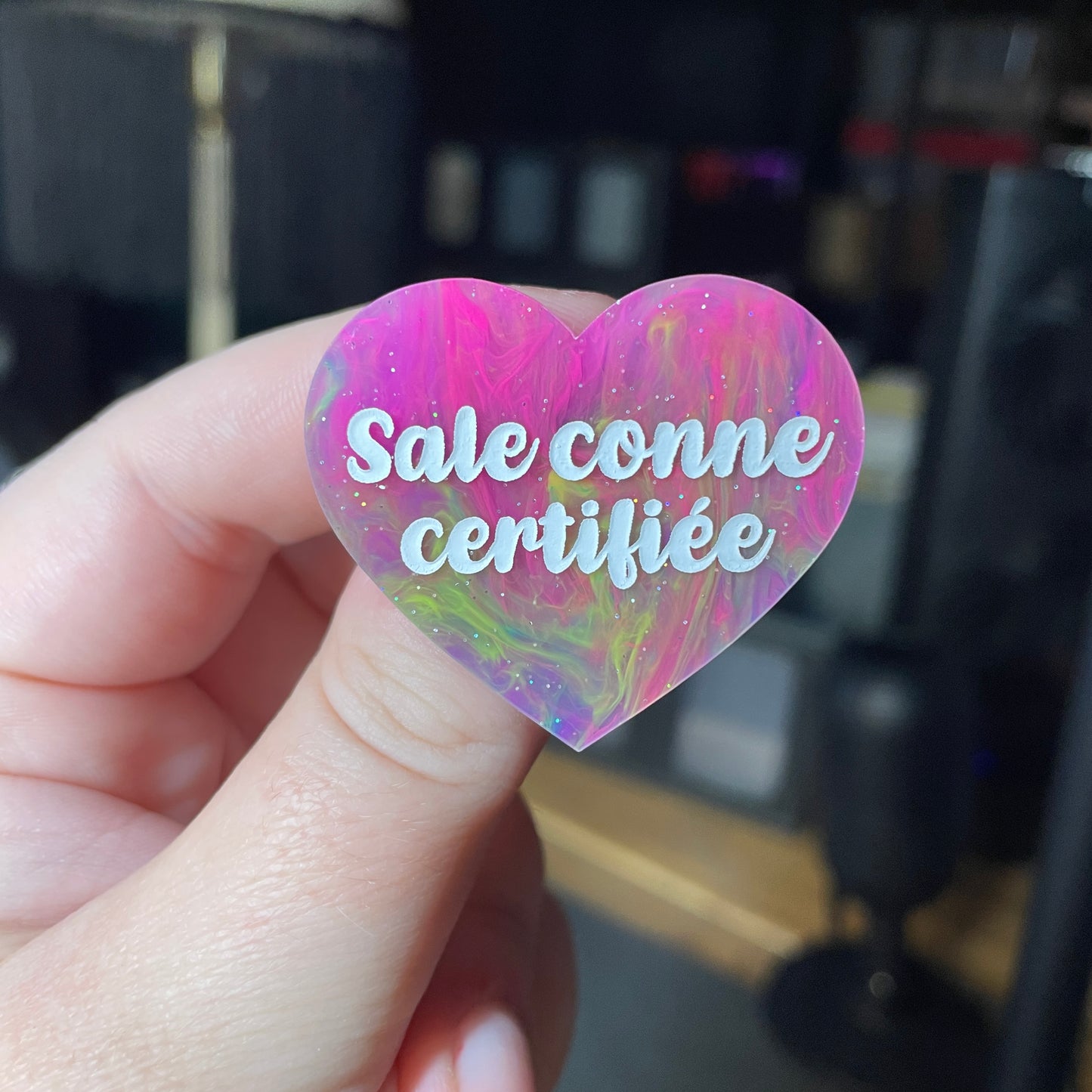 [Contrôle technique] Broche "Sale conne certifiée" en acrylique semi transparente marbrée multicolore