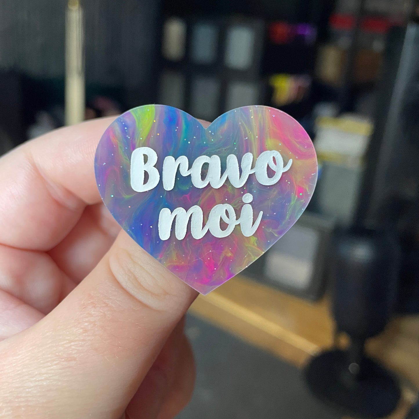 [Contrôle technique] Broche "Bravo moi" en acrylique semi transparente marbrée multicolore