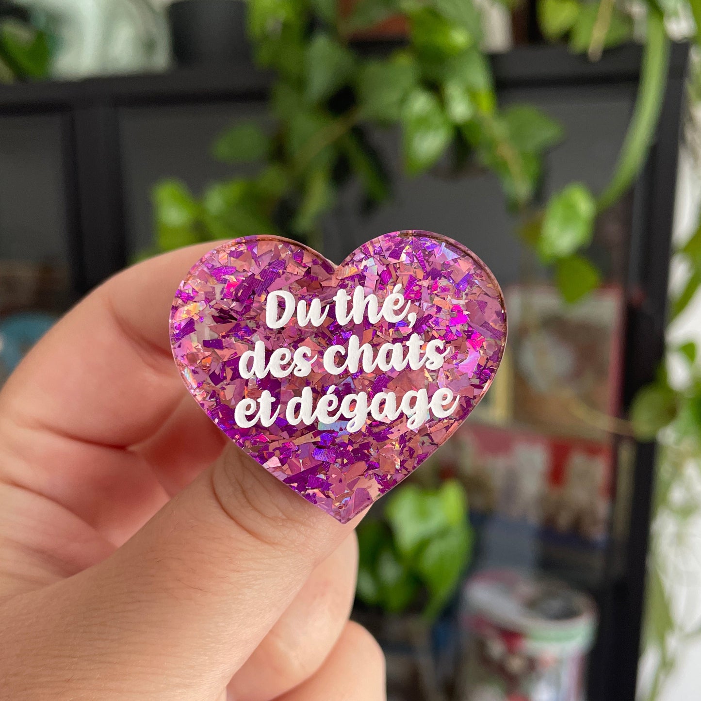 [CONTRÔLE TECHNIQUE] Broche "Du thé, des chats et dégage" en acrylique transparente avec des confettis roses et violets