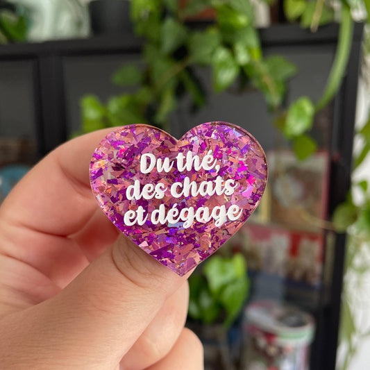 [CONTRÔLE TECHNIQUE] Broche "Du thé, des chats et dégage" en acrylique transparente avec des confettis roses et violets