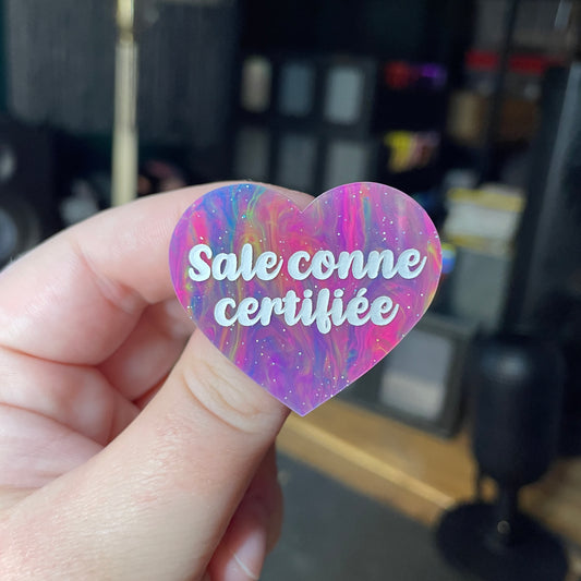 [Contrôle technique] Broche "Sale conne certifiée" en acrylique semi transparente marbrée multicolore