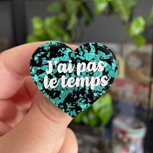 [CONTRÔLE TECHNIQUE] Broche "J'ai pas le temps" en acrylique noire avec des éclats de confettis turquoise