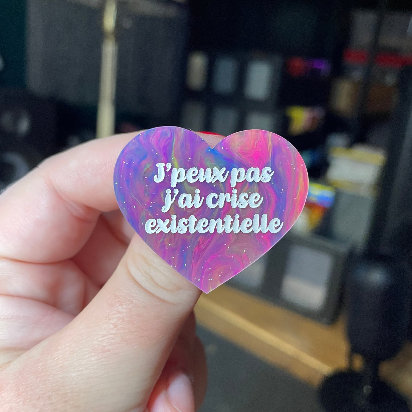 [Contrôle technique] Broche "J'peux pas j'ai crise existentielle" en acrylique semi transparente marbrée multicolore