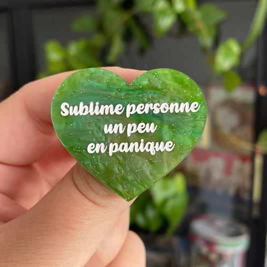 [CONTRÔLE TECHNIQUE] Broche "Sublime personne un peu en panique" en acrylique marbrée verte à paillettes