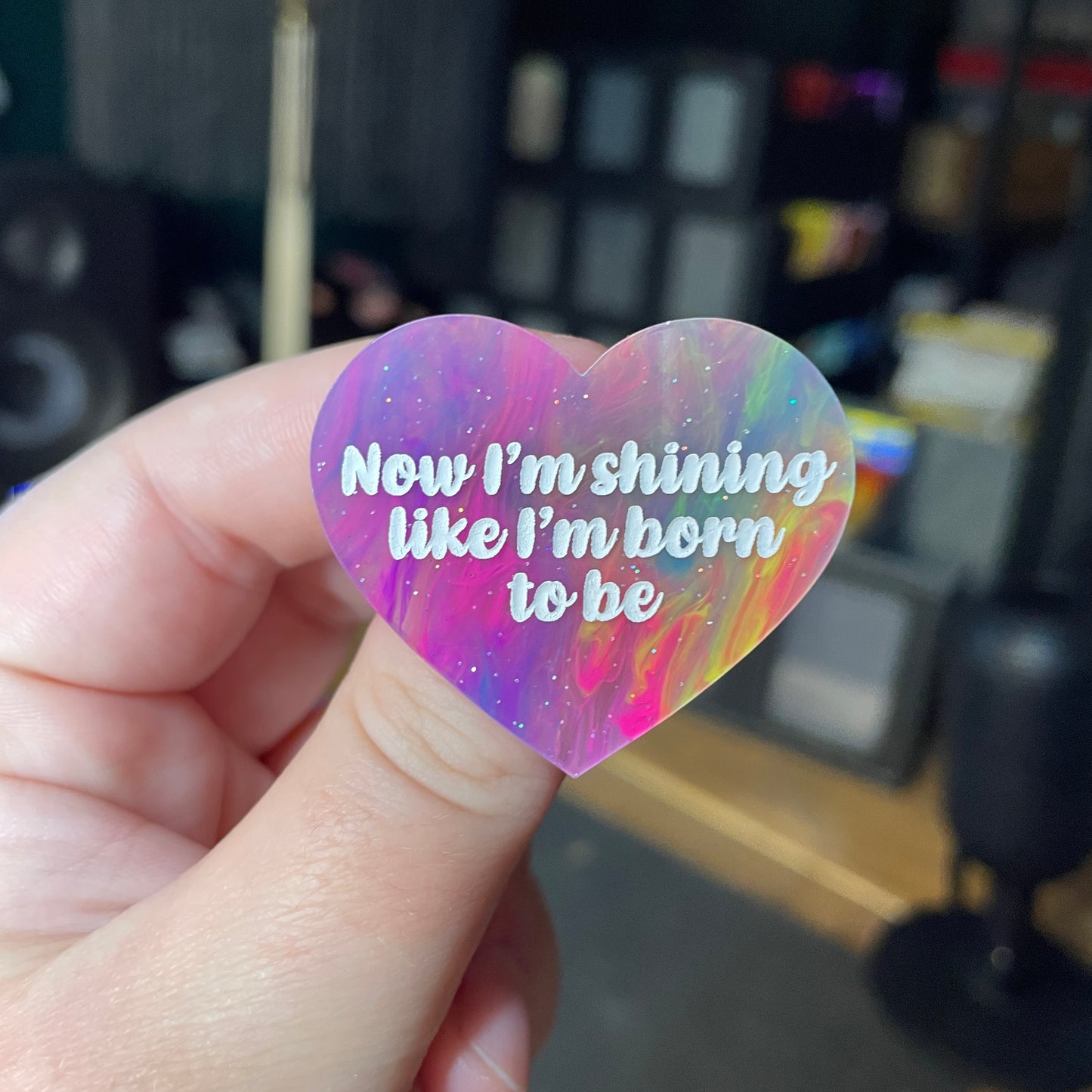 [Contrôle technique] Broche "Now I'm shining like I'm born to be" en acrylique semi transparente marbrée multicolore