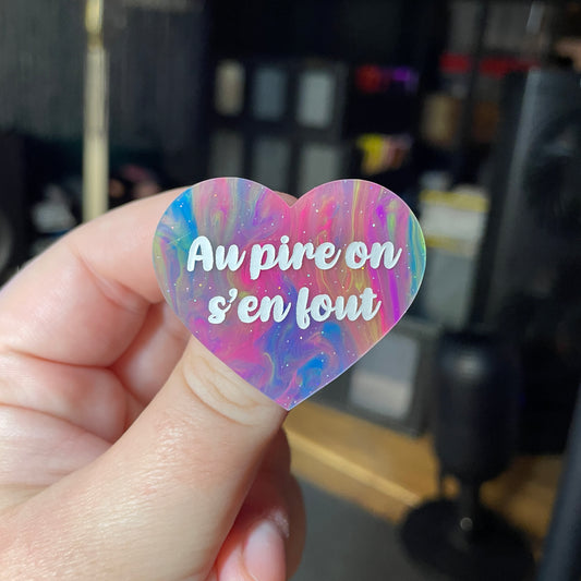[Contrôle technique] Broche "Au pire on s'en fout" en acrylique semi transparente marbrée multicolore