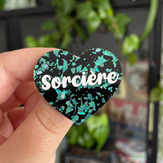 [CONTRÔLE TECHNIQUE] Broche "Sorcière" en acrylique noire avec des confettis turquoise