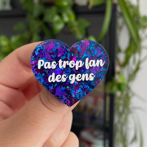 [CONTRÔLE TECHNIQUE] Broche "Pas trop fan des gens" en acrylique transparente avec des confettis bleus et violets