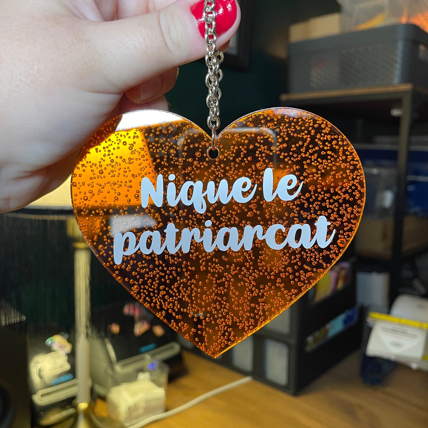 Mini murale "Nique le patriarcat" en acrylique japonaise transparente orange avec des bulles 🫧