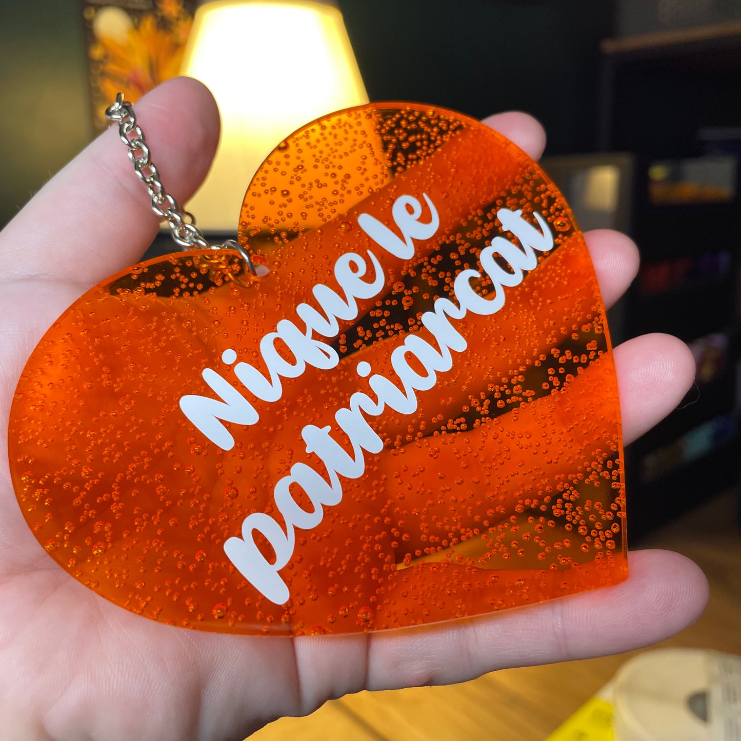 Mini murale "Nique le patriarcat" en acrylique japonaise transparente orange avec des bulles 🫧