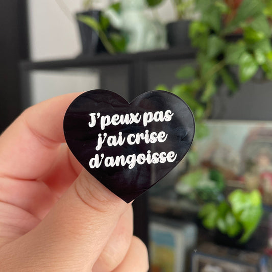 [CONTRÔLE TECHNIQUE] Broche "J'peux pas j'ai crise d'angoisse" en acrylique marbrée noire