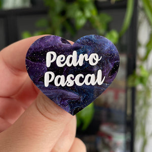 [CONTRÔLE TECHNIQUE] Broche "Pedro Pascal" en acrylique marbrée bleue et violette à paillettes