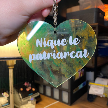 Mini murale "Nique le patriarcat" en acrylique japonaise transparente marbrée orange et verte