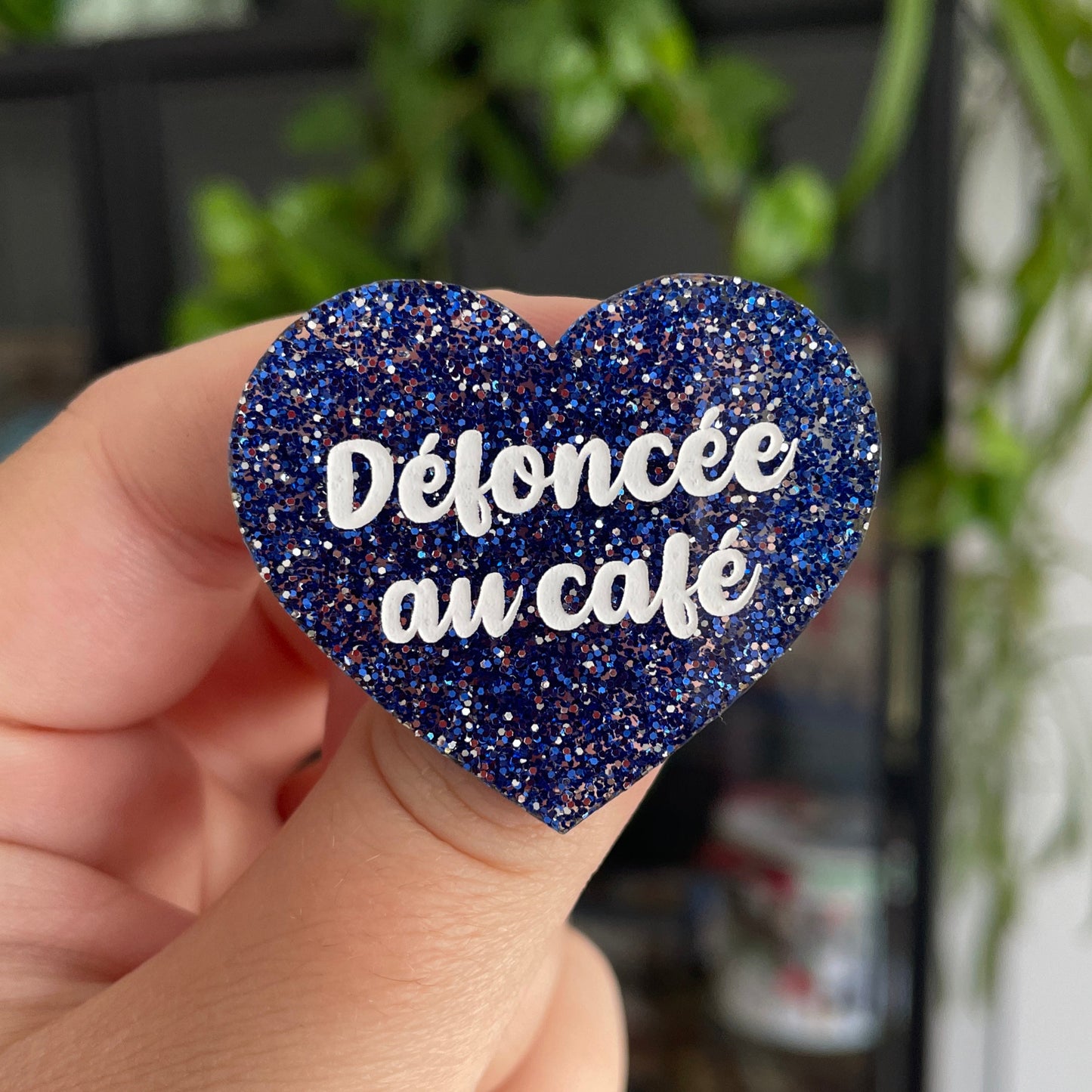 [CONTRÔLE TECHNIQUE] Broche "Défoncée au café" en acrylique à paillettes bleues et grises