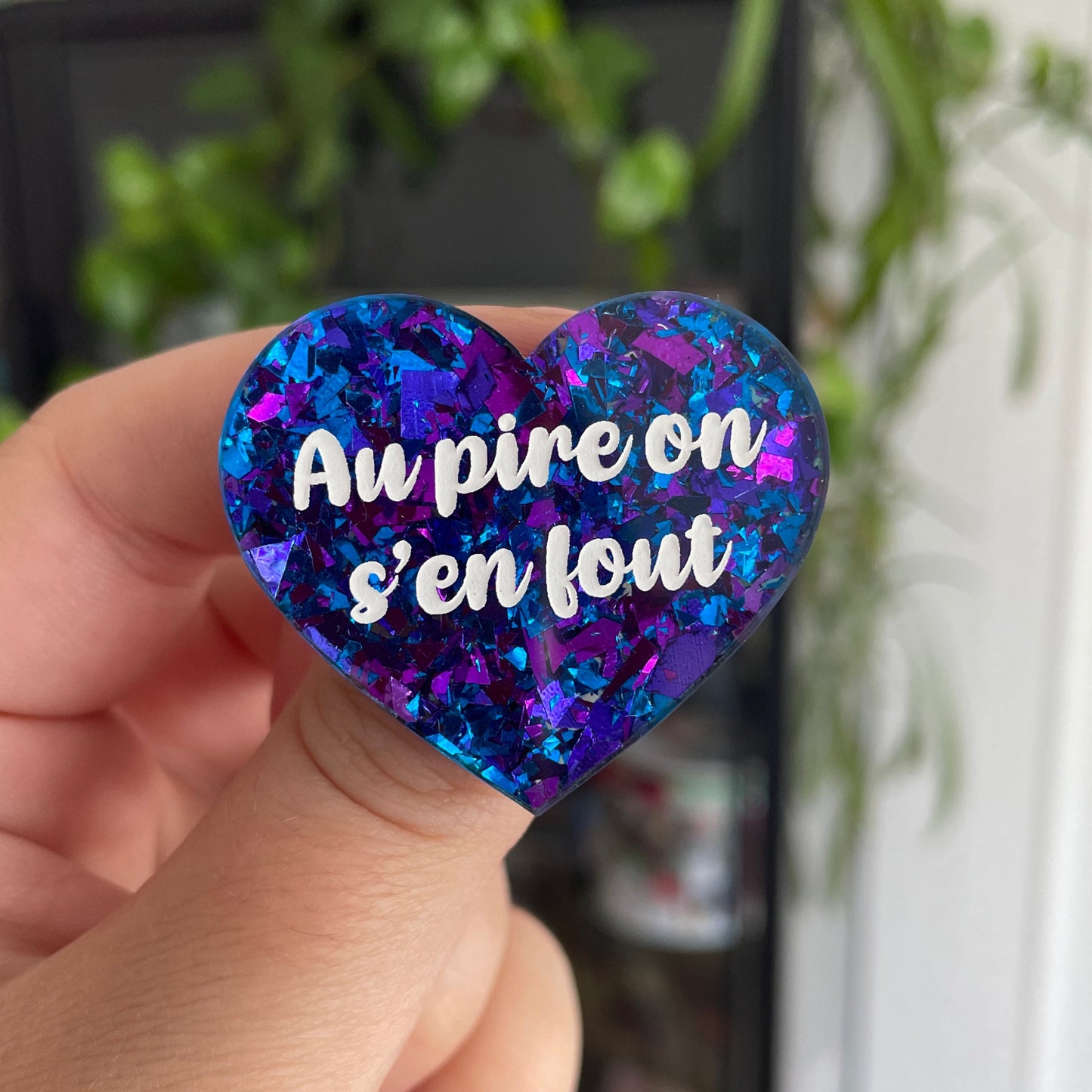 [CONTRÔLE TECHNIQUE] Broche "Au pire on s'en fout" en acrylique transparente avec des confettis bleus et violets