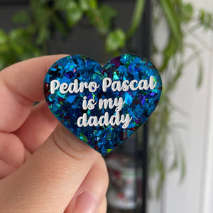 [CONTRÔLE TECHNIQUE] Broche "Pedro Pascal is my daddy" en acrylique transparente avec des confettis bleus