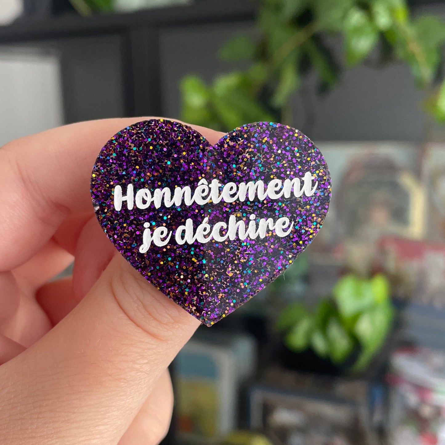 Broche "Honnêtement je déchire" en acrylique à paillettes violettes
