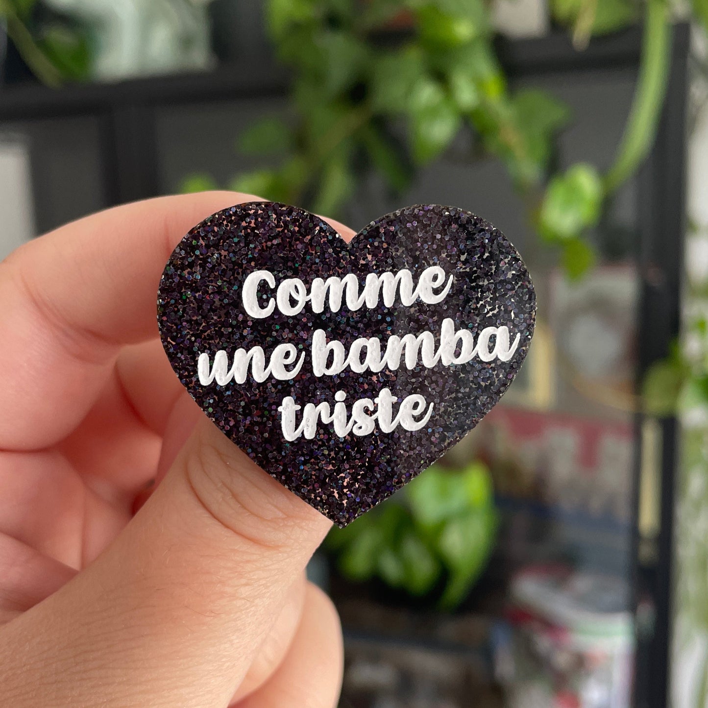 [CONTRÔLE TECHNIQUE] Broche "Comme une bamba triste" en acrylique à paillettes noires holographiques