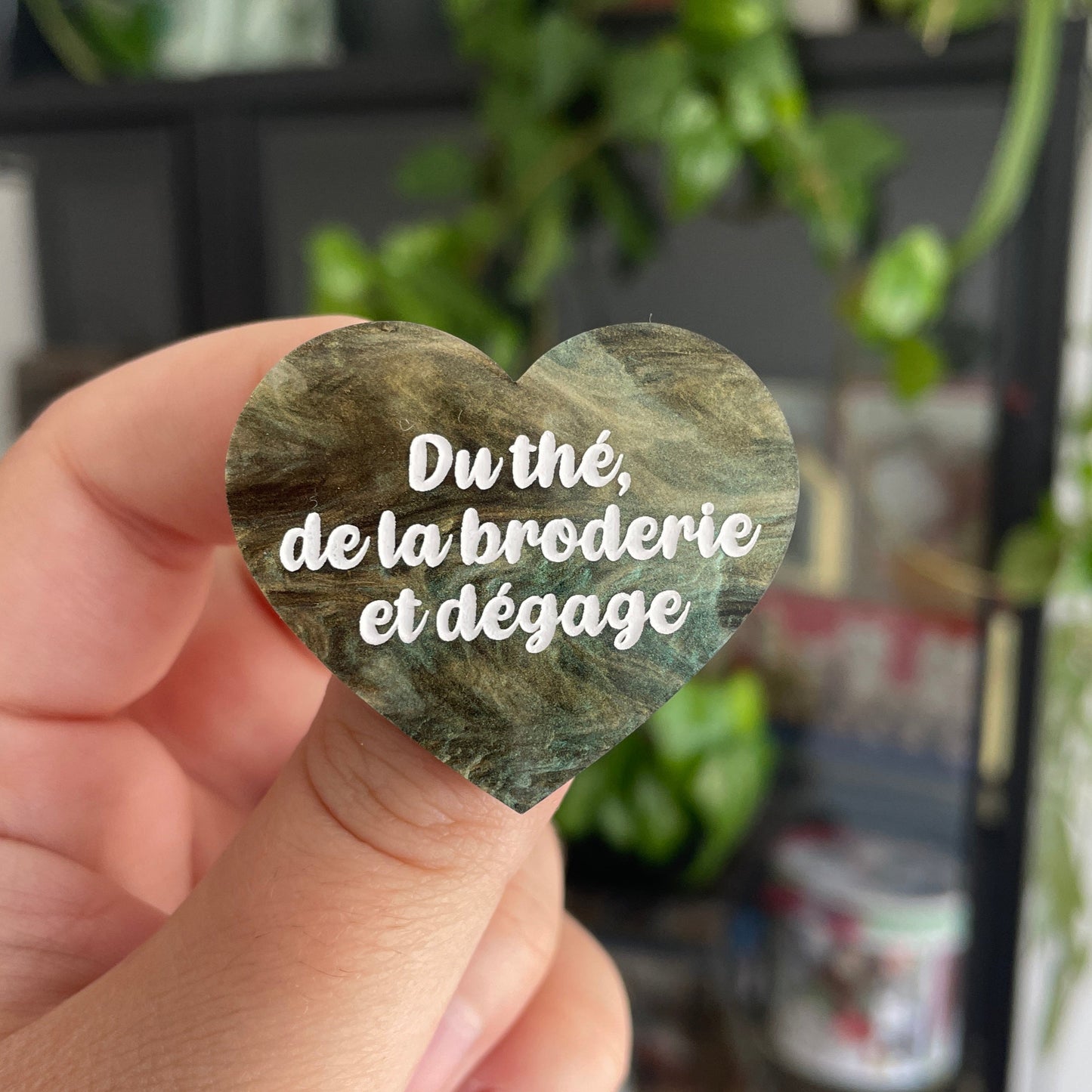 [CONTRÔLE TECHNIQUE] Broche "Du thé, de la broderie et dégage" en acrylique marbrée verte, dorée et noire