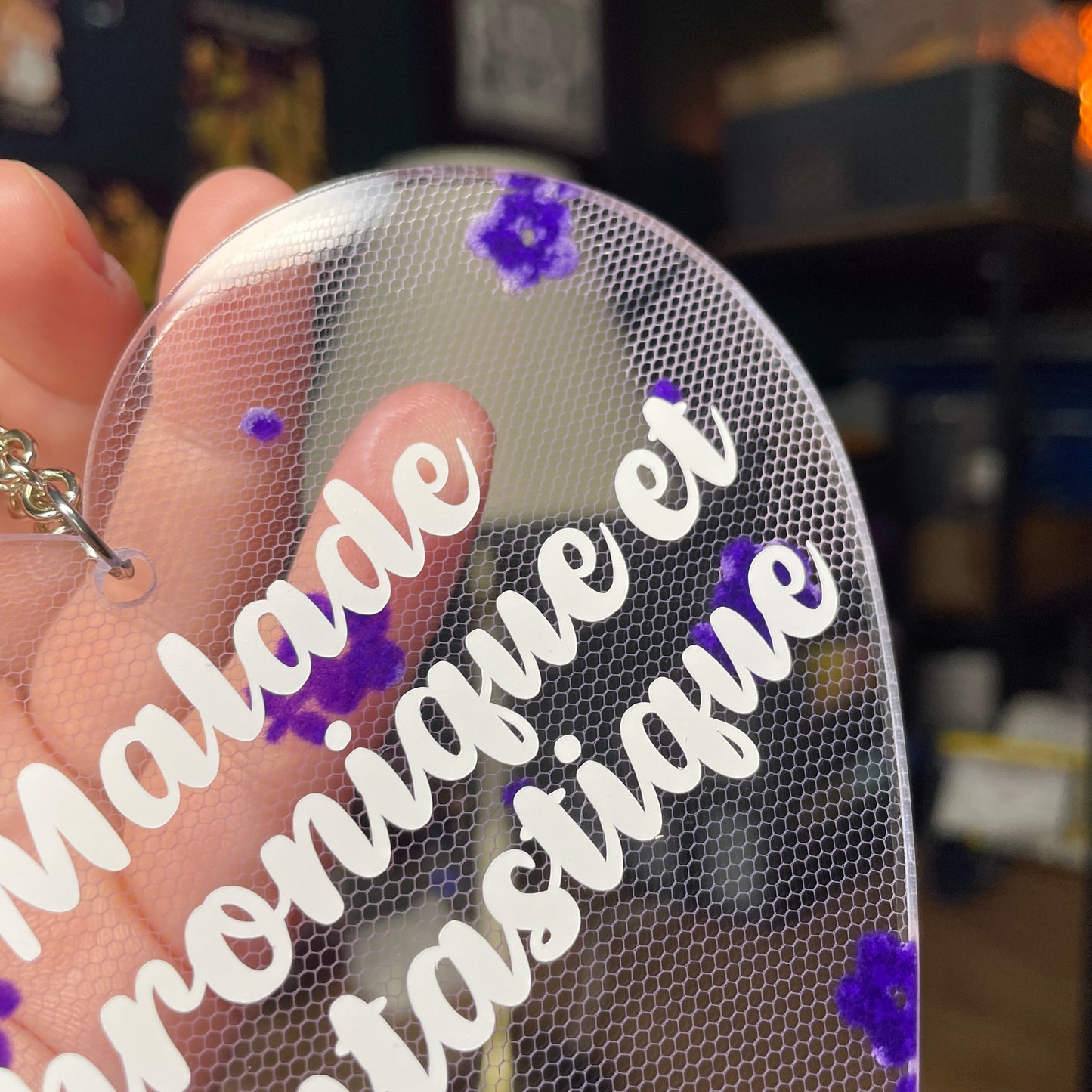 Mini murale "Malade chronique et fantastique" en acrylique japonaise transparente avec du tissu à fleurs violettes