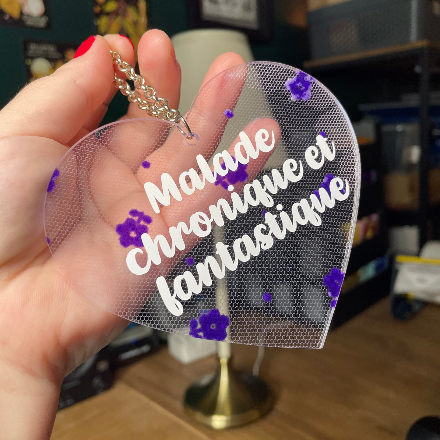 Mini murale "Malade chronique et fantastique" en acrylique japonaise transparente avec du tissu à fleurs violettes