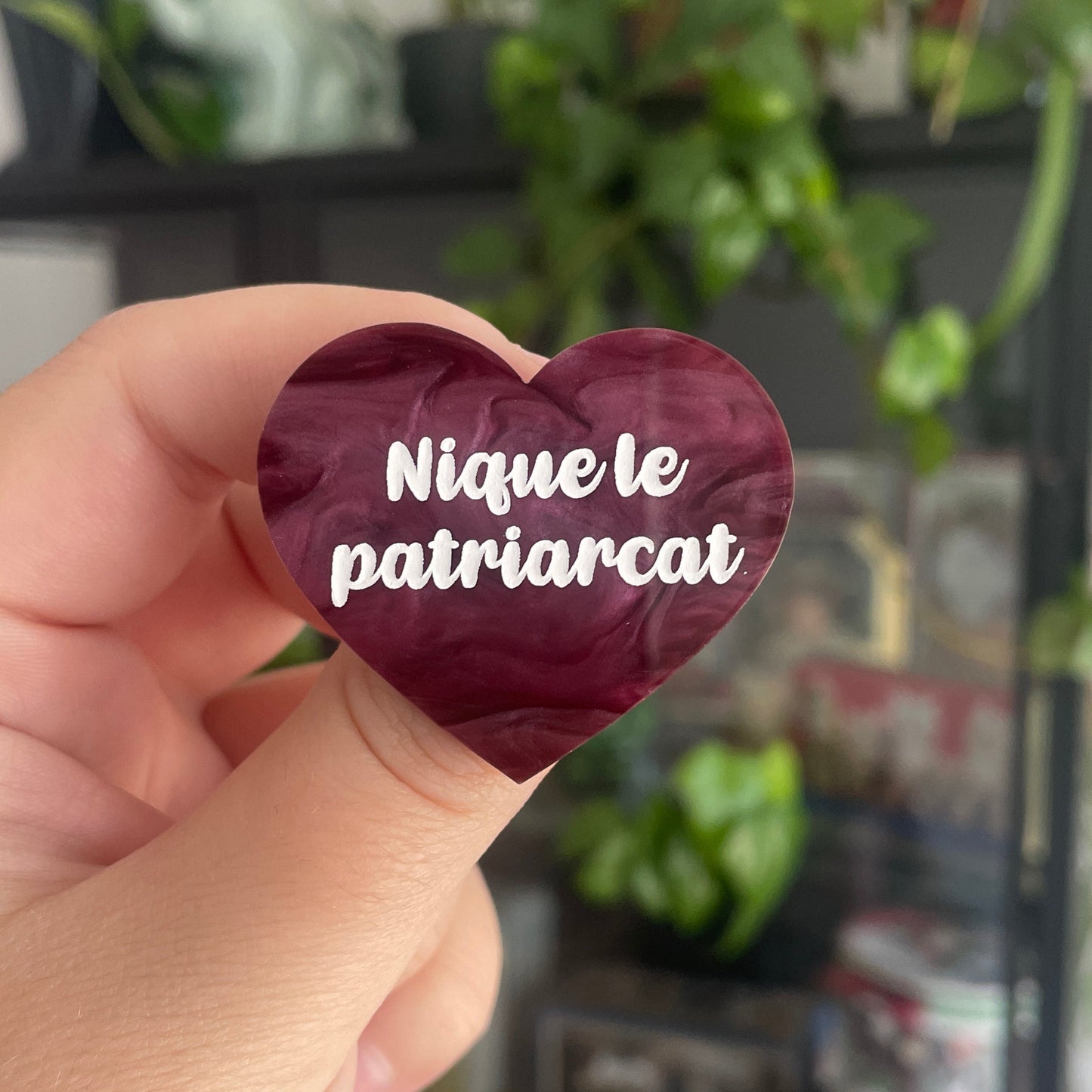[CONTRÔLE TECHNIQUE] Broche "Nique le patriarcat" en acrylique marbrée bordeaux