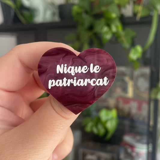 [CONTRÔLE TECHNIQUE] Broche "Nique le patriarcat" en acrylique marbrée bordeaux