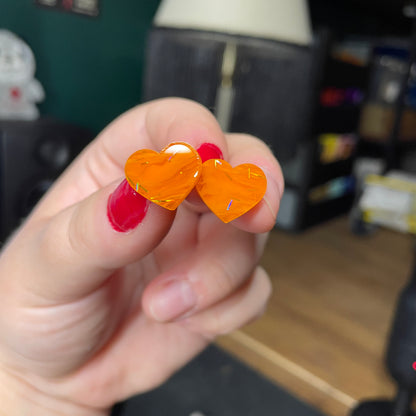 Petites boucles d'oreilles studs coeurs en acrylique japonaise semi transparente marbrée orange