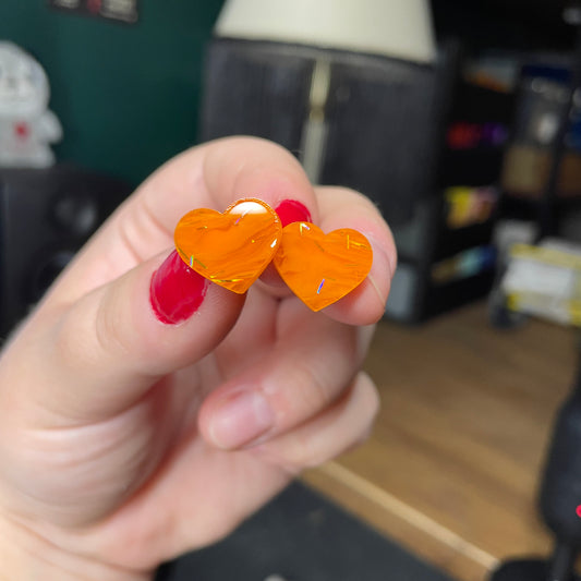 Petites boucles d'oreilles studs coeurs en acrylique japonaise semi transparente marbrée orange