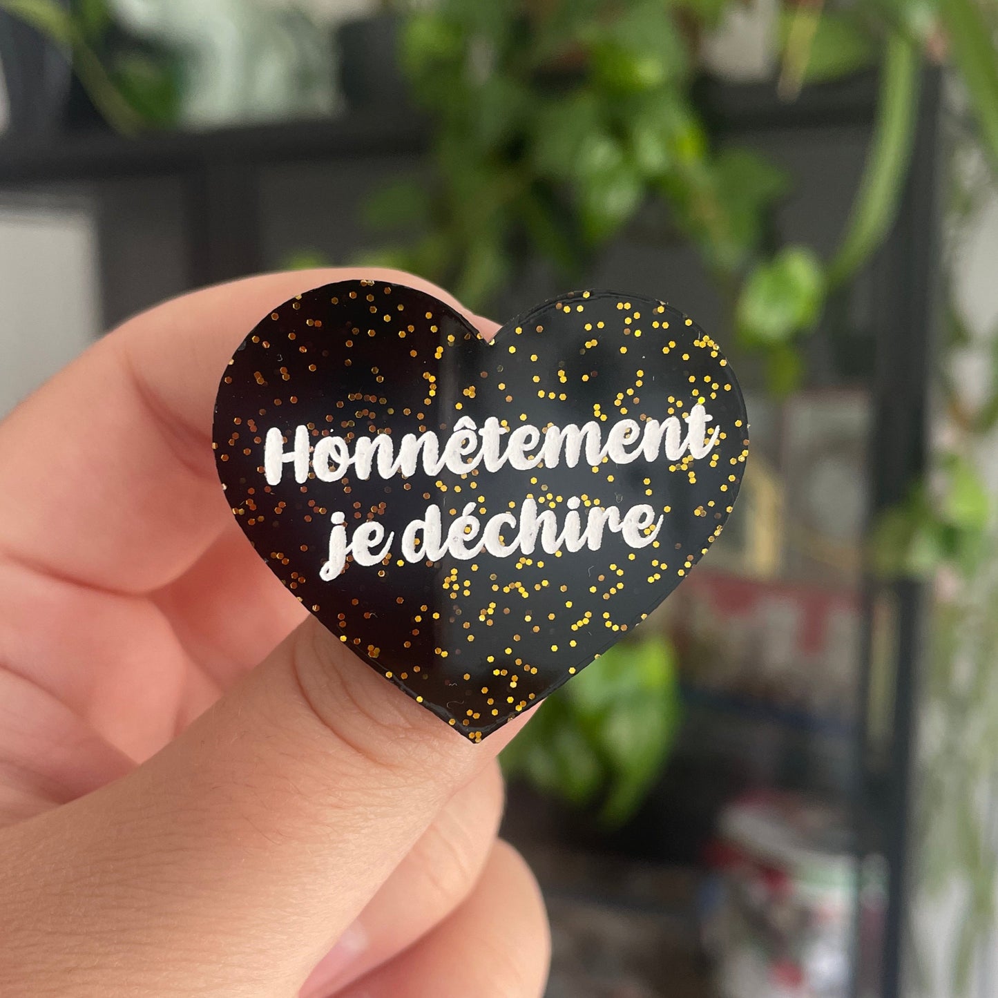 [CONTRÔLE TECHNIQUE] Broche "Honnêtement je déchire" en acrylique noire à paillettes dorées