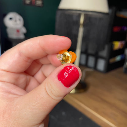 Petites boucles d'oreilles studs coeurs en acrylique japonaise semi transparente marbrée orange