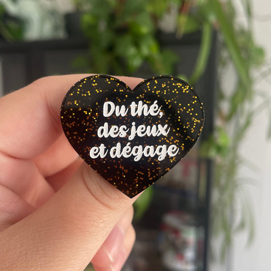 [CONTRÔLE TECHNIQUE] Broche "Du thé, des jeux et dégage" en acrylique noire avec des paillettes dorées