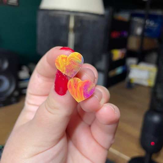 Petites boucles d'oreilles studs coeurs en acrylique semi transparente marbrée multicolore
