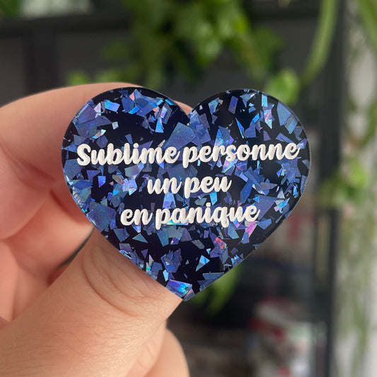 [CONTRÔLE TECHNIQUE] Broche "Sublime personne un peu en panique" en acrylique noire avec des confettis bleus