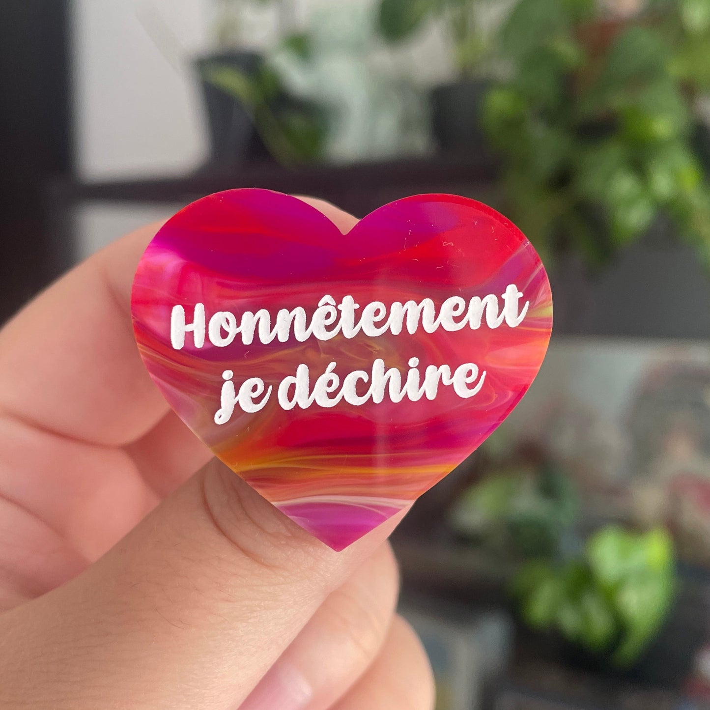 [CONTRÔLE TECHNIQUE] Broche "Honnêtement je déchire" en acrylique marbrée multicolore