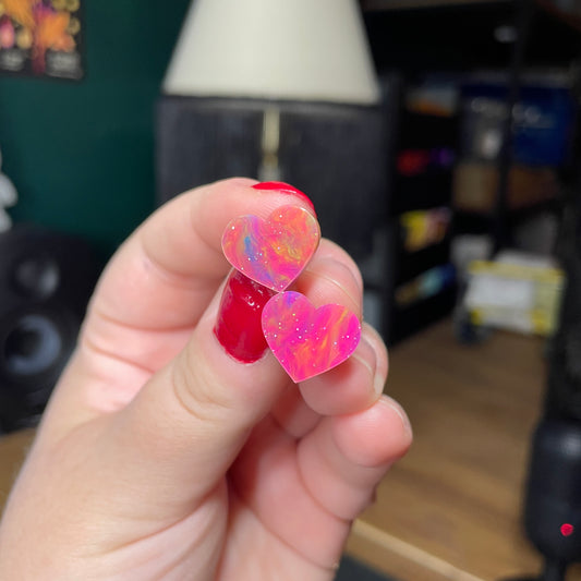 Petites boucles d'oreilles studs coeurs en acrylique semi transparente marbrée multicolore