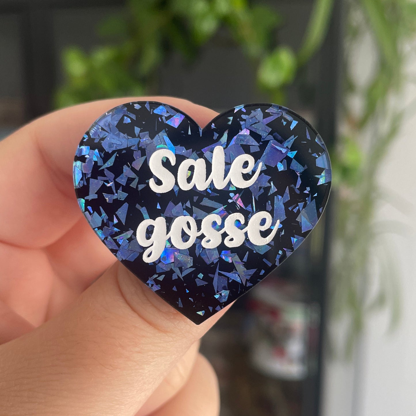 [CONTRÔLE TECHNIQUE] Broche "Sale gosse" en acrylique noire avec des confettis bleus