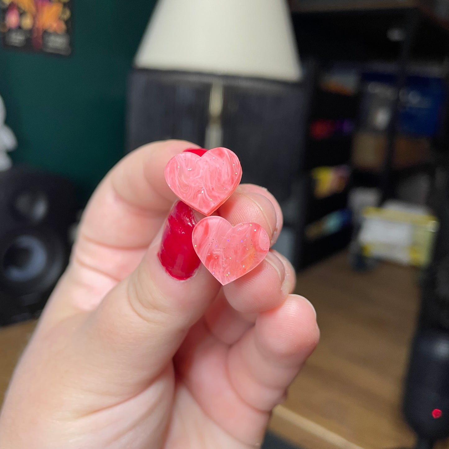 Petites boucles d'oreilles studs coeurs en acrylique semi transparente marbrée rose et blanche à paillettes