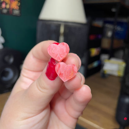 Petites boucles d'oreilles studs coeurs en acrylique semi transparente marbrée rose et blanche à paillettes