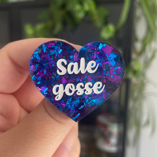 [CONTRÔLE TECHNIQUE] Broche "Sale gosse" en acrylique transparente avec des confettis bleus et violets