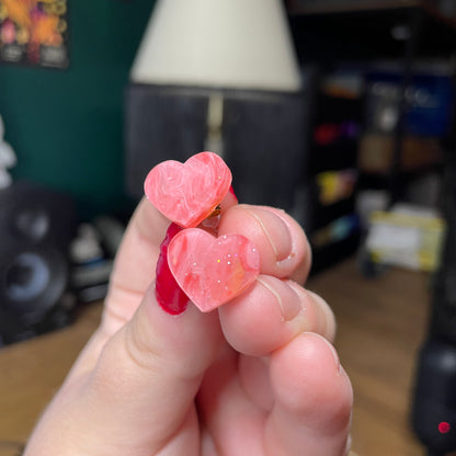 Petites boucles d'oreilles studs coeurs en acrylique semi transparente marbrée rose et blanche à paillettes