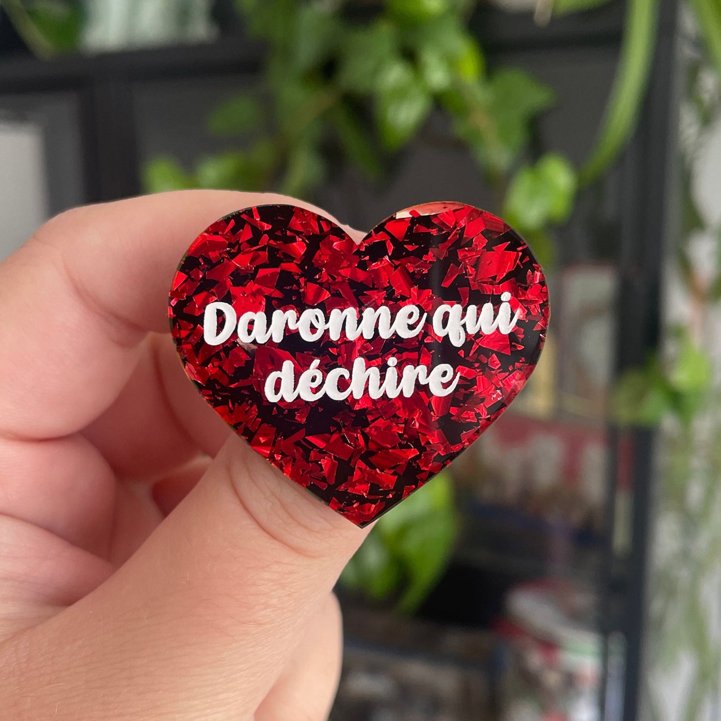 [CONTRÔLE TECHNIQUE] Broche "Daronne qui déchire" en acrylique noire avec des éclats de confettis rouges