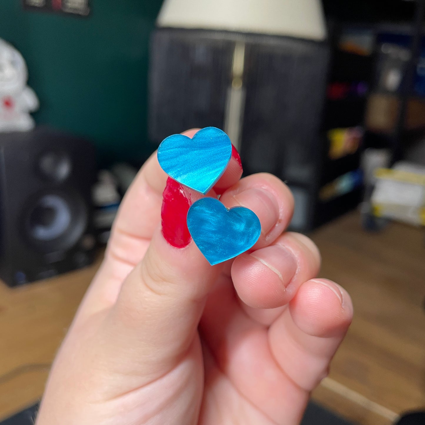Petites boucles d'oreilles studs coeurs en acrylique marbrée bleue