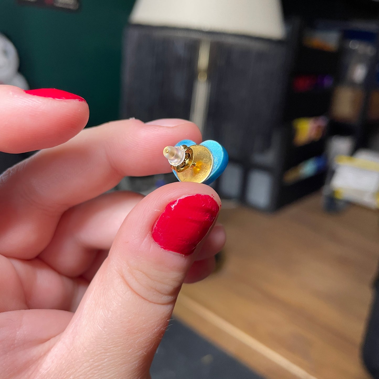 Petites boucles d'oreilles studs coeurs en acrylique marbrée bleue