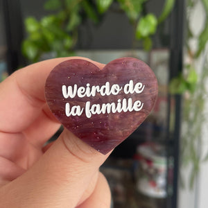[CONTRÔLE TECHNIQUE] Broche "Weirdo de la famille" en acrylique marbrée marron et violette