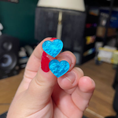 Petites boucles d'oreilles studs coeurs en acrylique marbrée bleue à paillettes